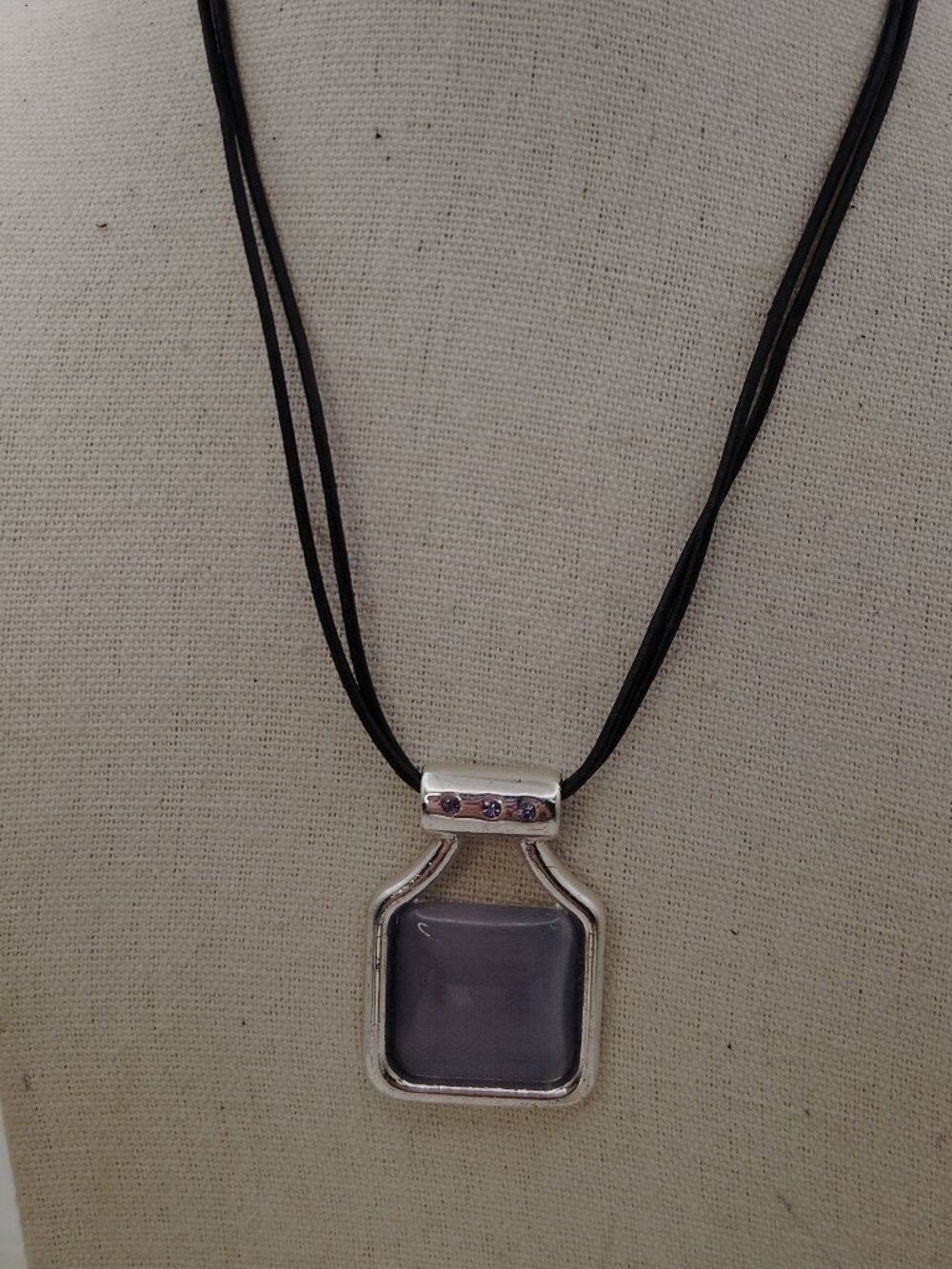 Vintage Kenneth Cole Silver Tone Pendant Necklace – Gray Cat’s Eye